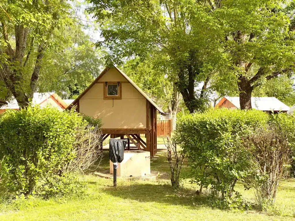 Location d'une cabane insolite perchée dans le Lot.
