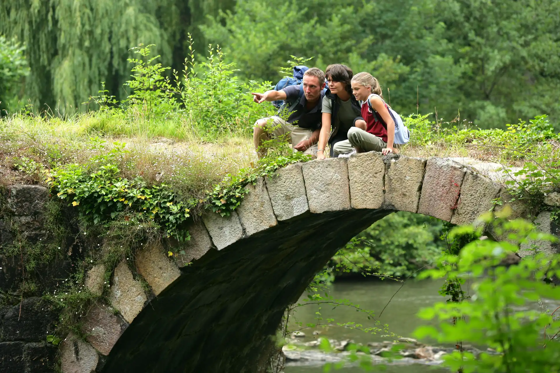 Balade randonnée insolite dans le Lot, sentier thématique avec paysages caussenards et site préhistoriques