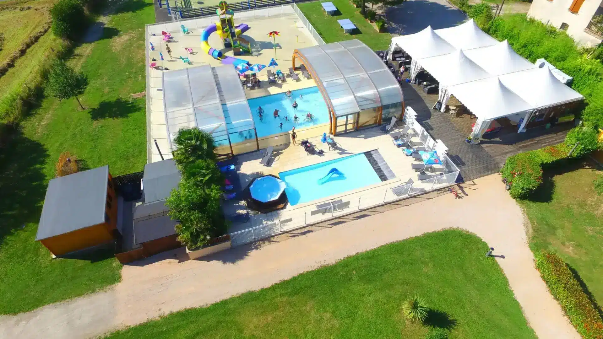 Camping 4 étoiles La Sole à Puybrun : piscine chauffée, toboggan, club enfants et hébergements familiaux à deux pas de Rocamadour