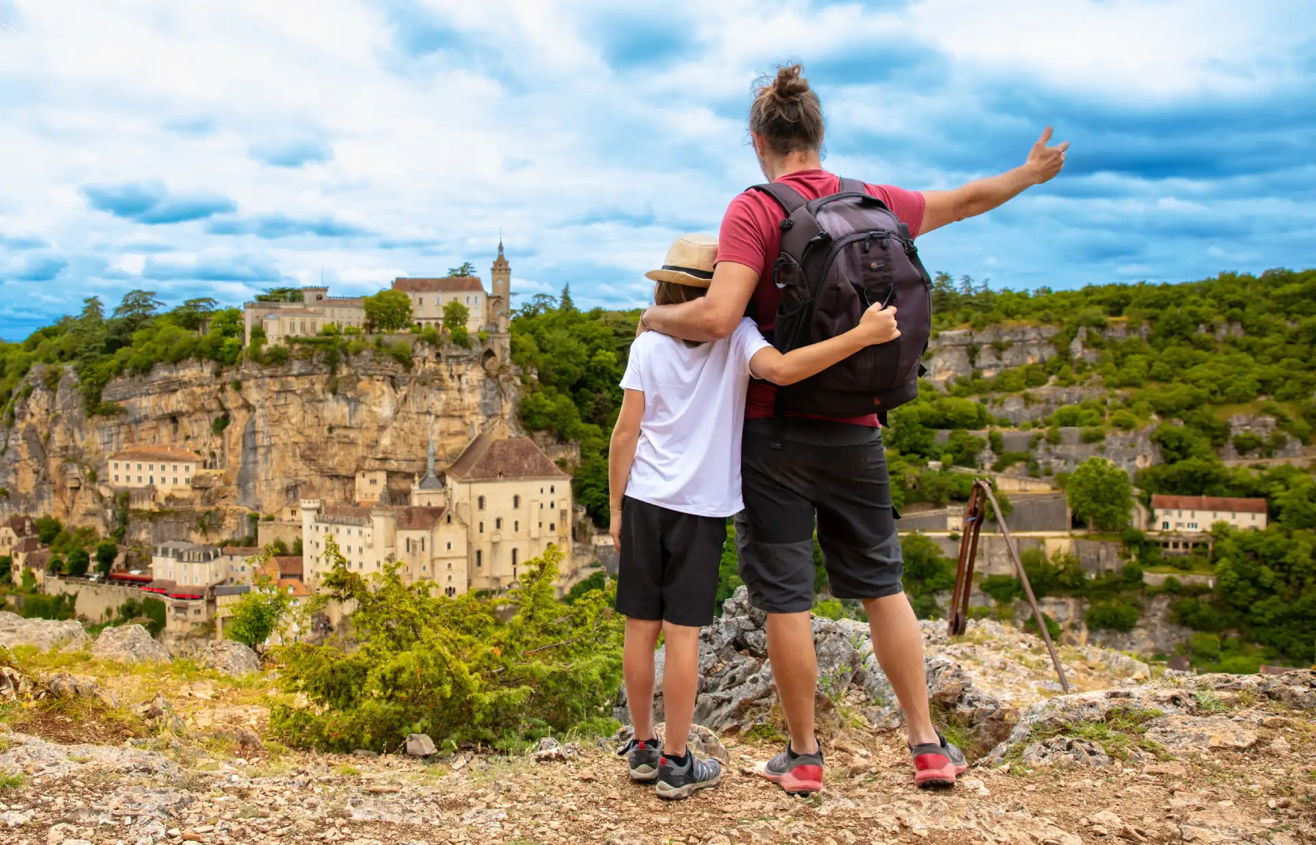 Circuit des belvédères de Rocamadour, panorama sur la cité médiévale, château et canyon de l'Alzou dans le Lot.