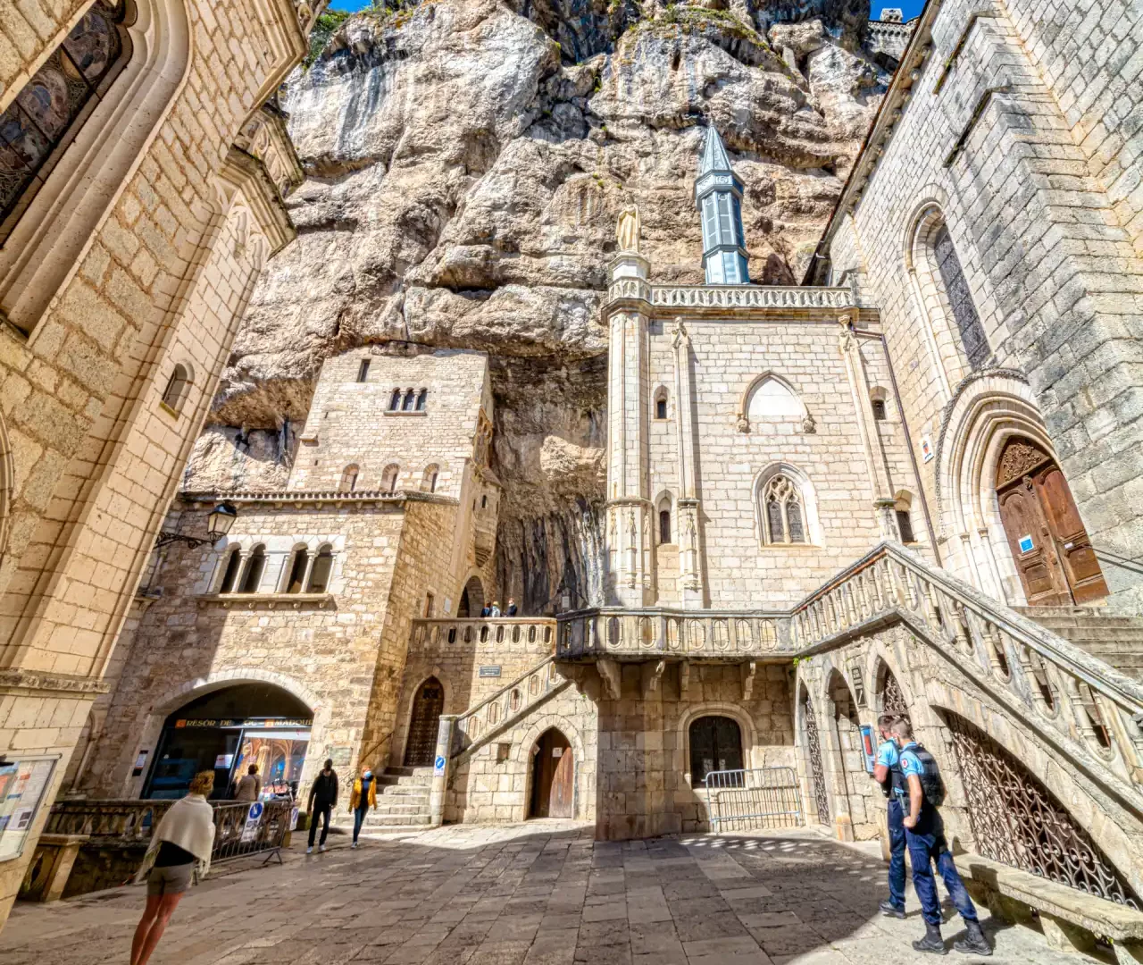 Vue de la cité médiévale de Rocamadour accrochée à la falaise