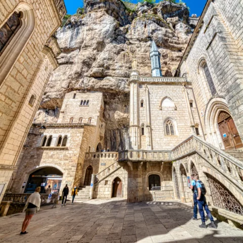 View of the medieval town of Rocamadour, clinging to the cliffs and a must-see during a weekend in the Lot region.