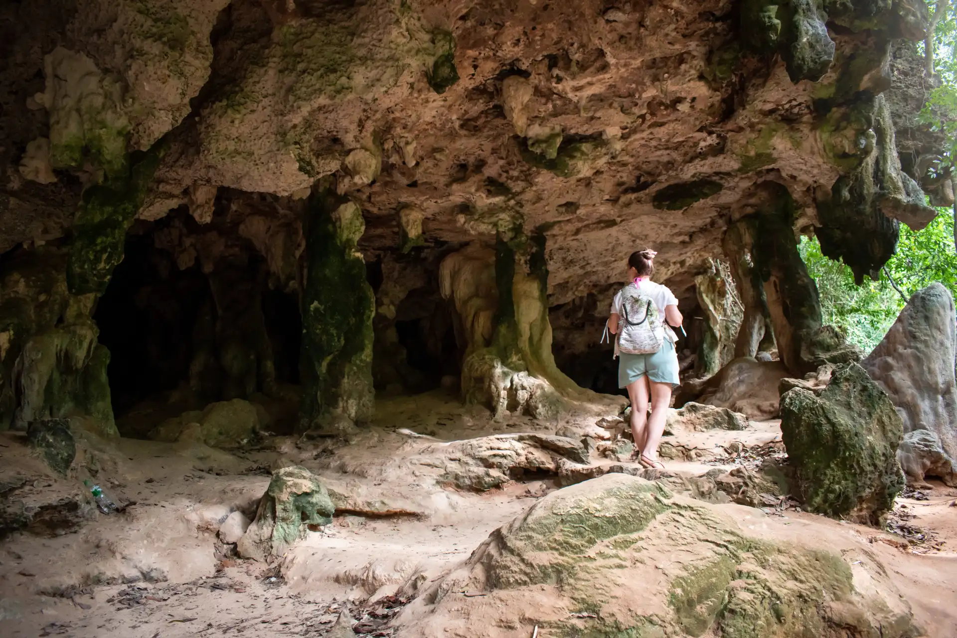Grotte préhistorique des Merveilles près de Rocamadour dans le Lot, concrétions et peintures rupestres