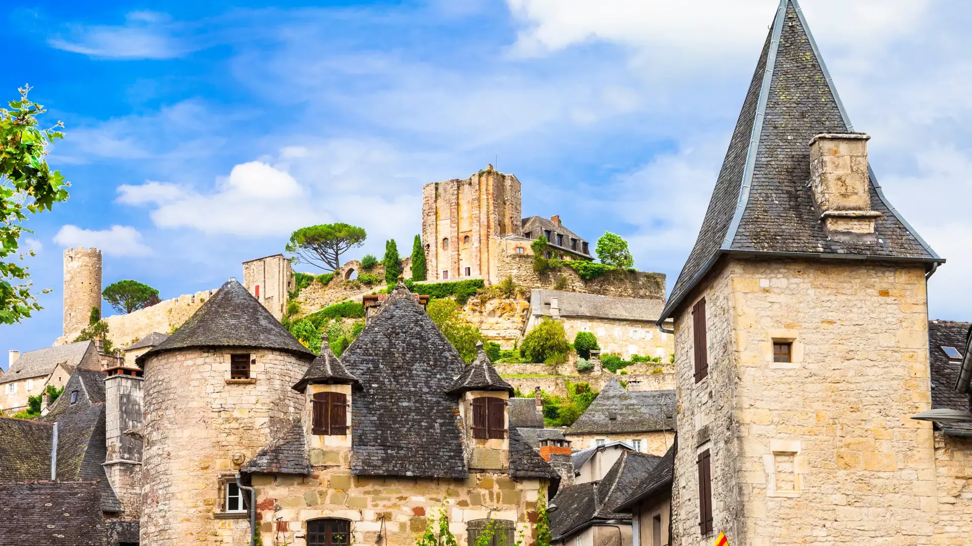 Discover Turenne (Corrèze), a medieval village dominated by the castle of the Viscounts of Turenne