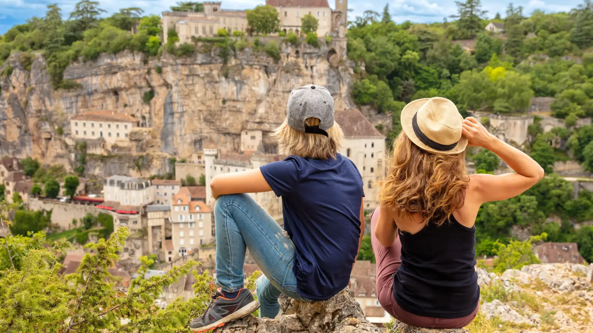 Rocamadour s’adapte aux familles : parkings en hauteur, navettes gratuites et ascenseurs facilitent l’accès avec poussettes et jeunes enfants.